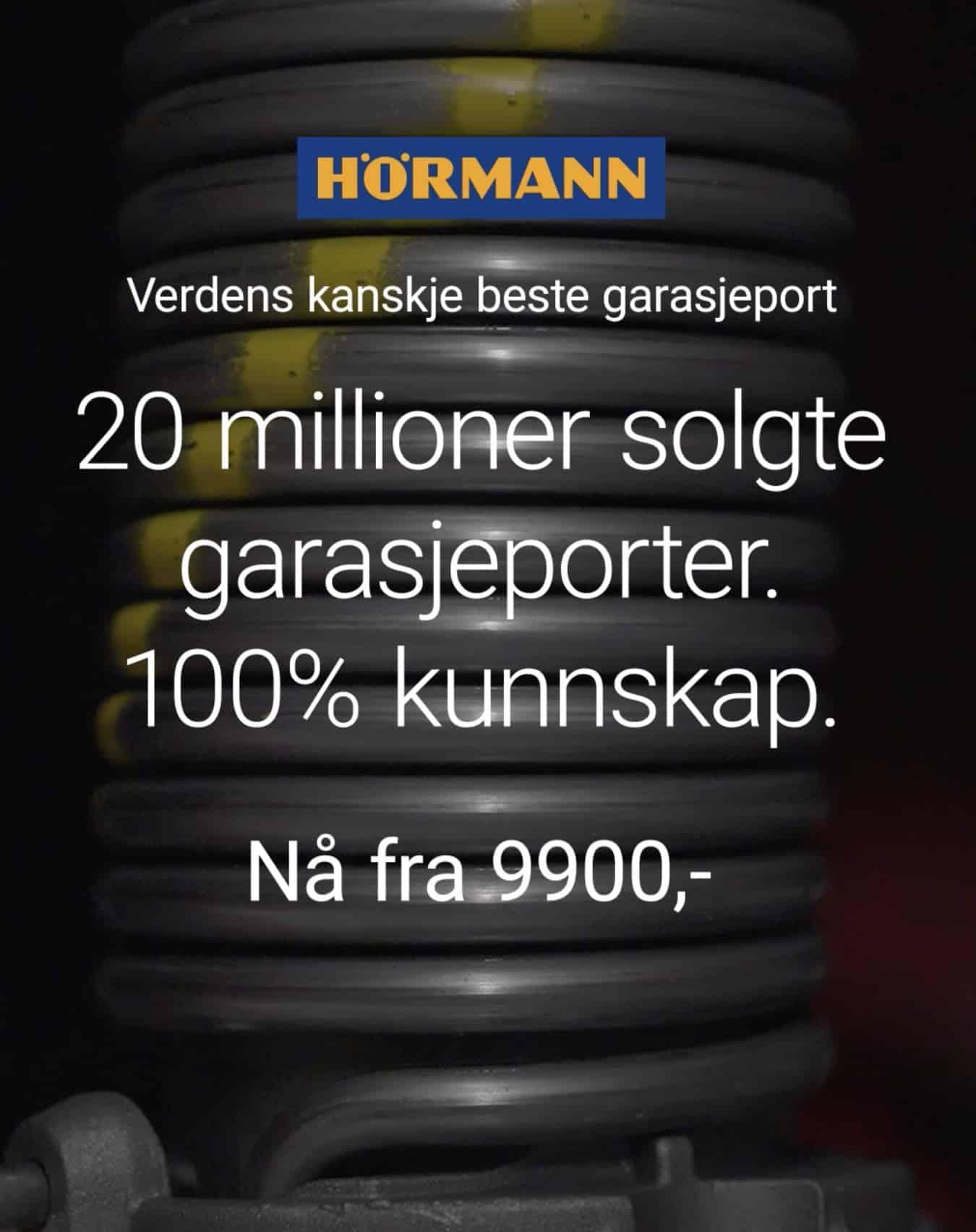 Bilde av en mørk port på et lyst hus, men en sølvgrå bil utenfor