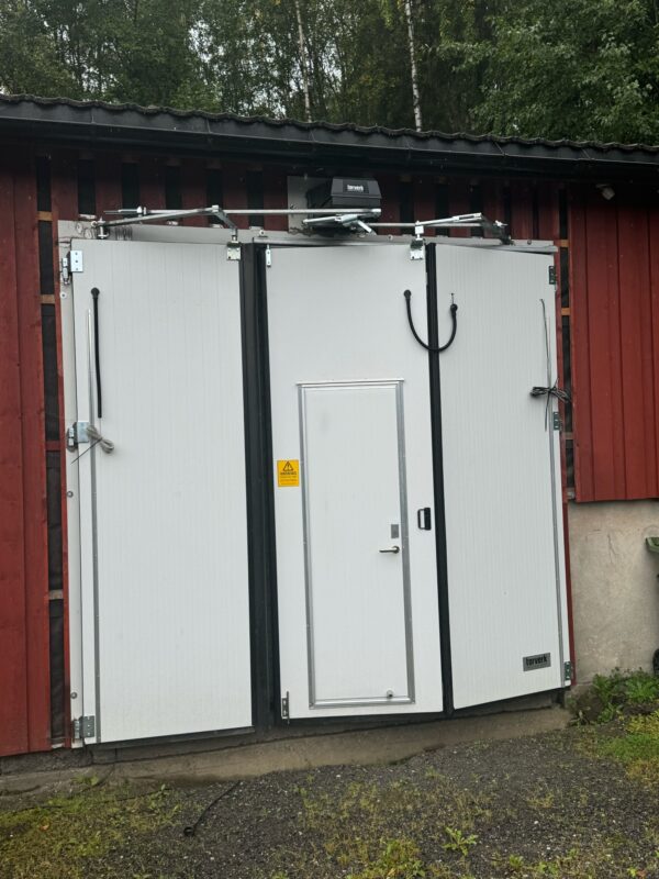 Torverk foldeport 3-delt (2+1) med gangdør og motorstyring