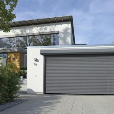 Moderne hus med garasjeport