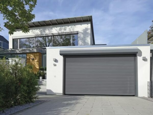 Moderne hus med garasjeport