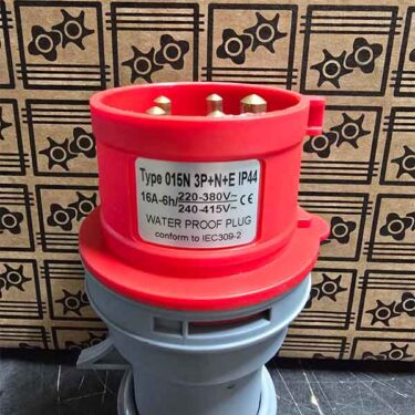 Bilde av en ubrukt støpsel 16A 3-fas 400V med informasjonsmerke